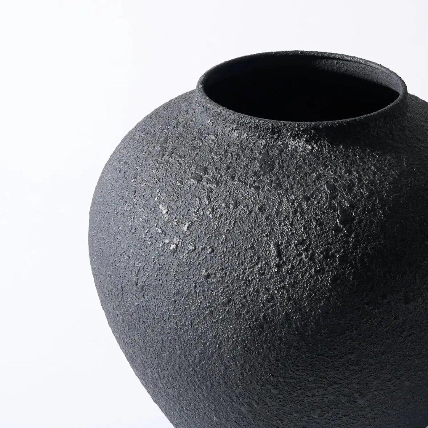 Large Black Round Vase, Pottery Rustic Look for Home Decor | Arina Black Iron Vase Modern Farmhouse, Console Table Decor, Textured Metal Big Vases for Centerpieces, Jarrones Grandes